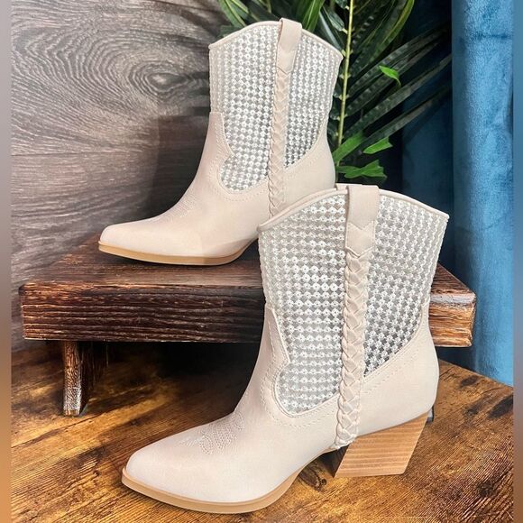 DV BY DOLCE VITA Faux Leather Karyn Bootie in Cream, Size 6.5. NWOT! - Picture 7 of 15